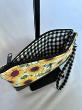 Load image into Gallery viewer, Sun Flower Wristlet
