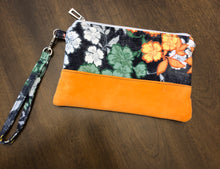 Load image into Gallery viewer, Flower Wristlet
