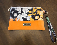Load image into Gallery viewer, Flower Wristlet
